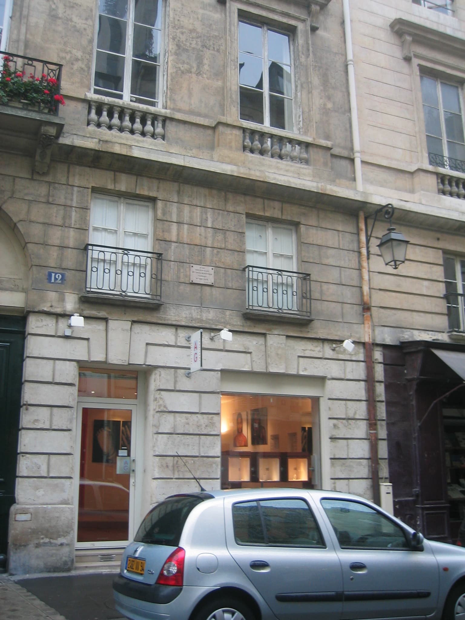 The façade of 12 rue de l'Odéon, Paris, with a commemorative plaque set between the first-floor windows