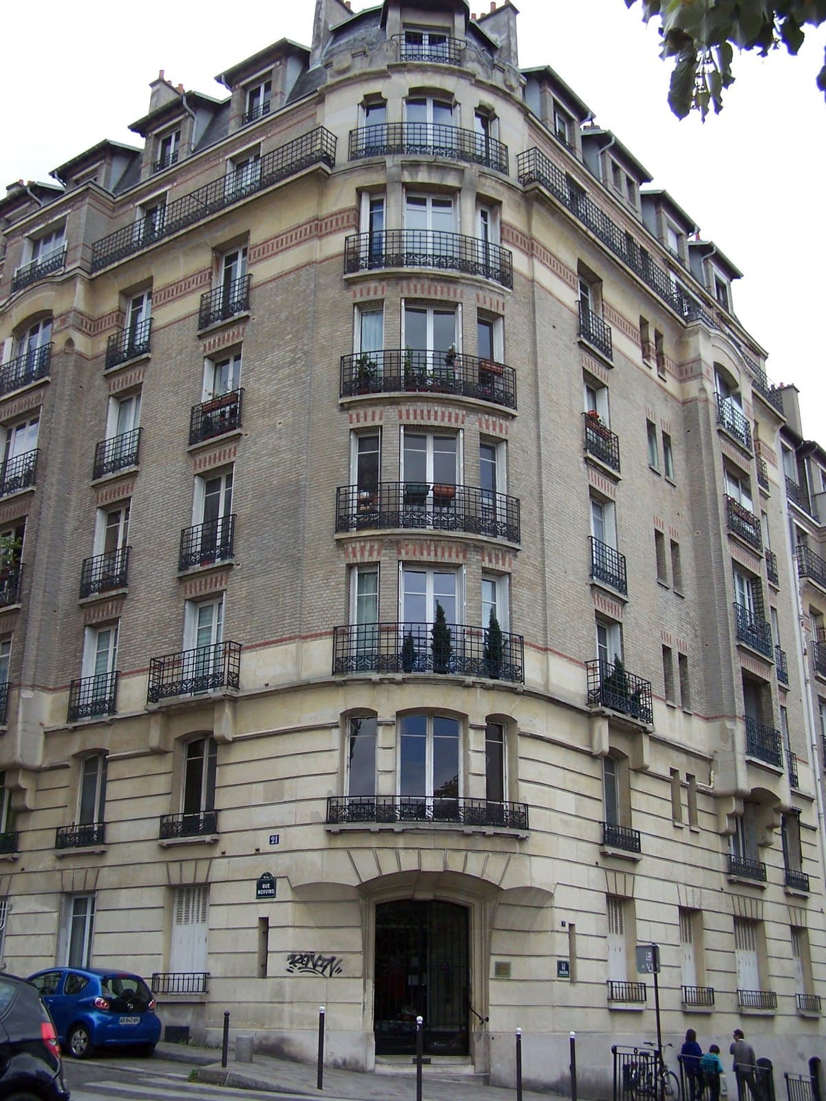 The corner apartment building at 4 rue Girardon, Montmartre, photographed in 2011