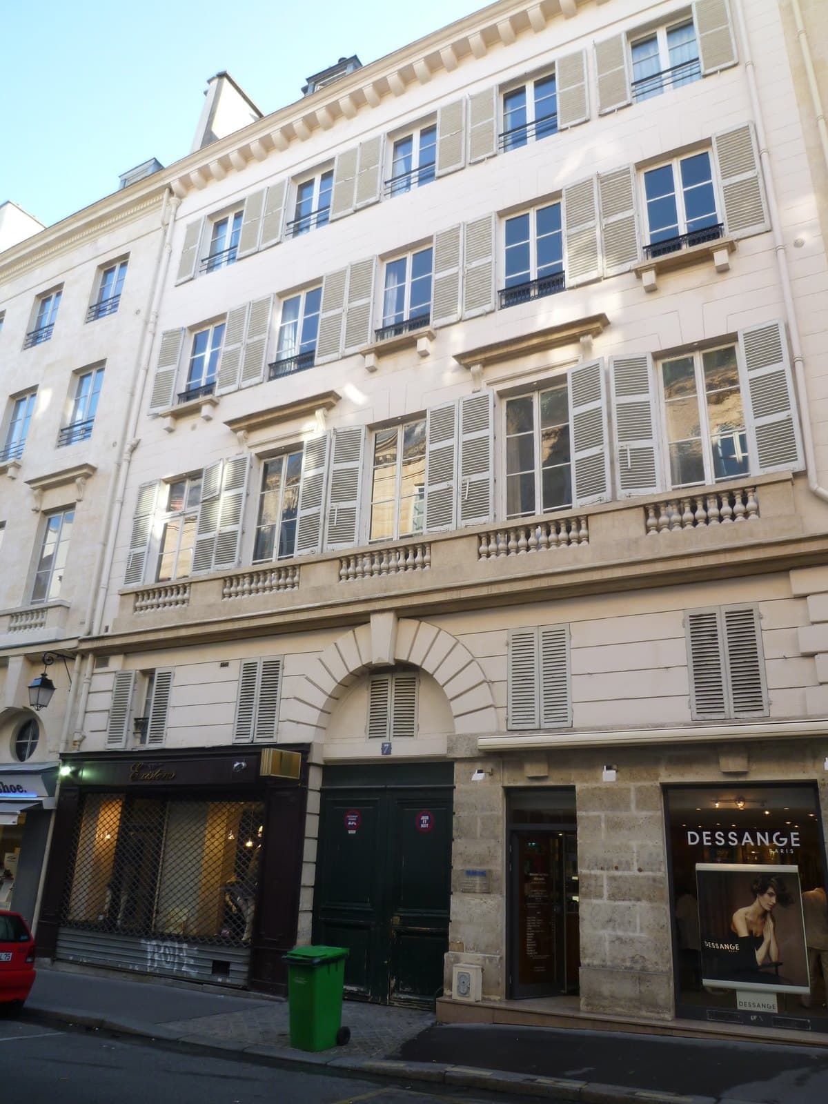 The building at 7 rue de l'Odéon, Paris, with the street number above its carriage doors