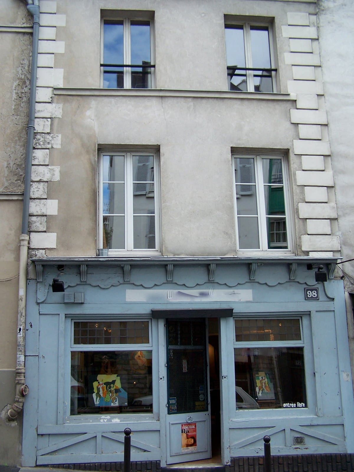 The building at 98 rue Lepic, Montmartre, photographed in 2011