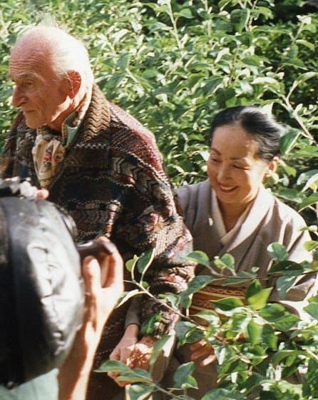 Balthus seated with his wife Setsuko Klossowska de Rola in 1996