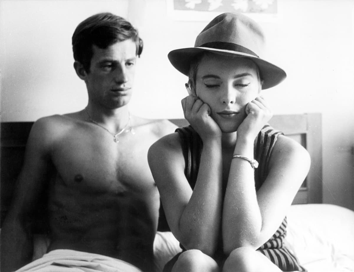 Jean-Paul Belmondo and Jean Seberg on the bed in the Hôtel de Suède room, she wearing his fedora