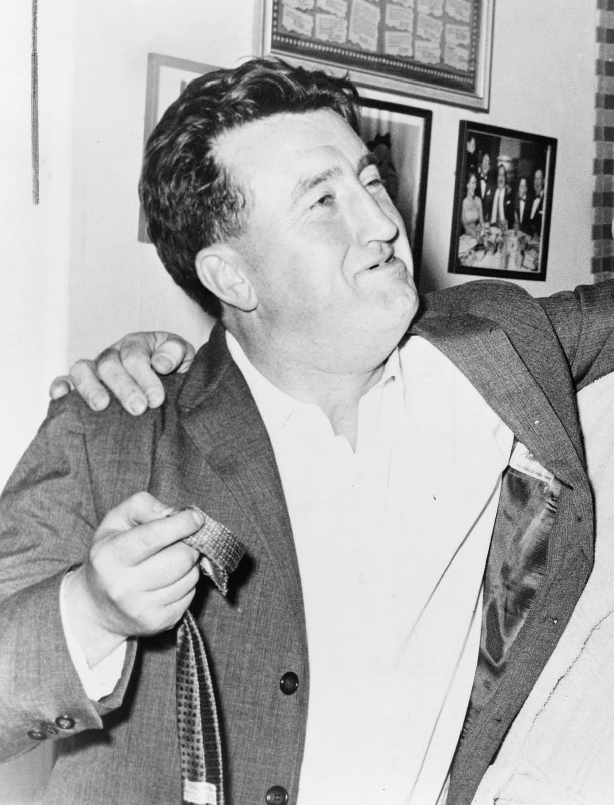 Brendan Behan speaking animatedly in a dressing room in 1960