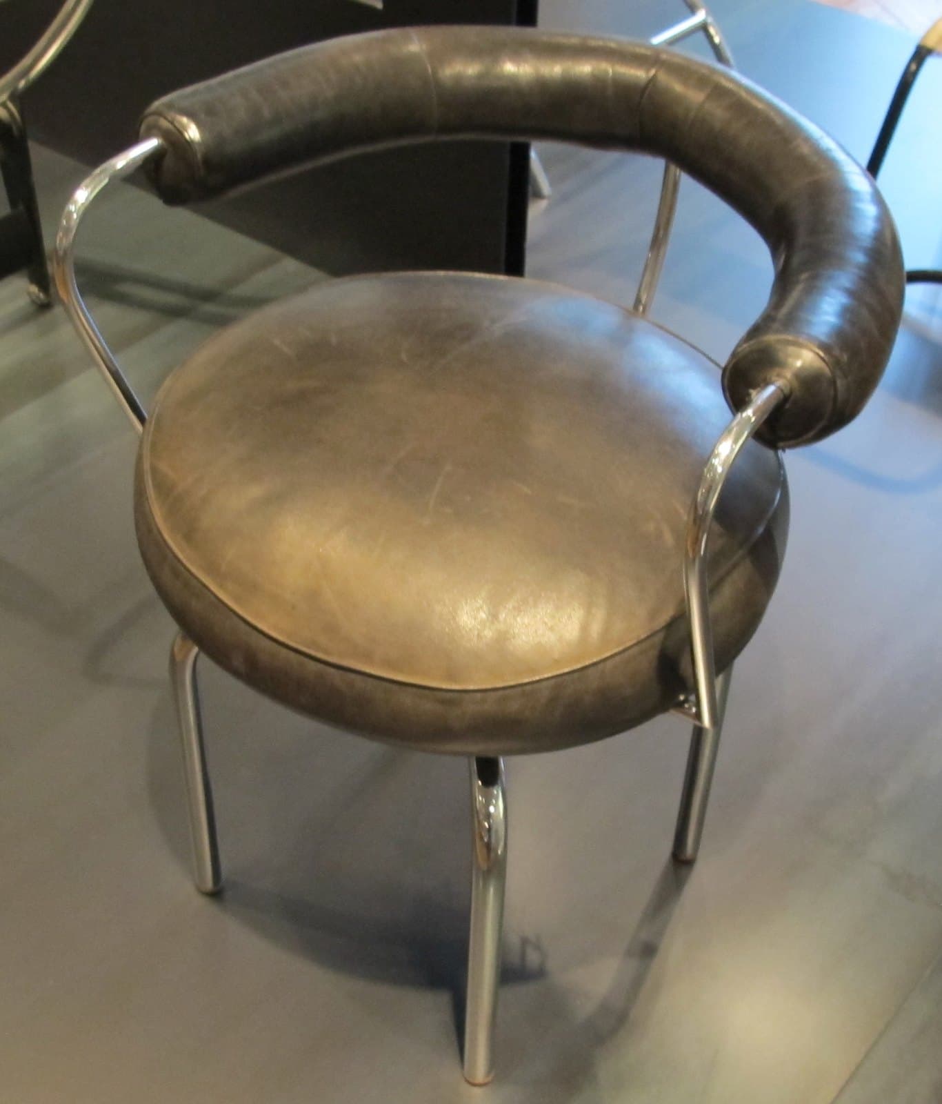 Charlotte Perriand's 1927 swiveling chair in tubular steel and leather