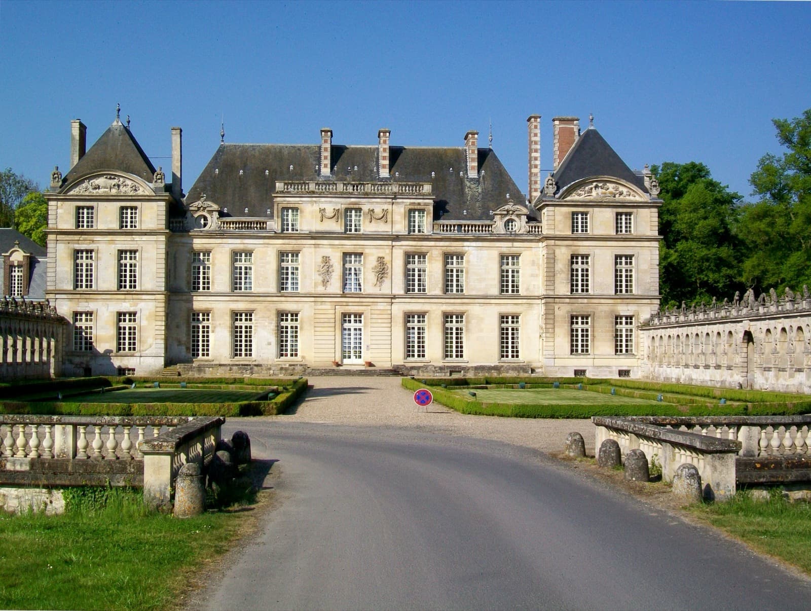 The Château de Raray with its sixteenth- and seventeenth-century sculpted balustrade of hunting figures, photographed in the present day