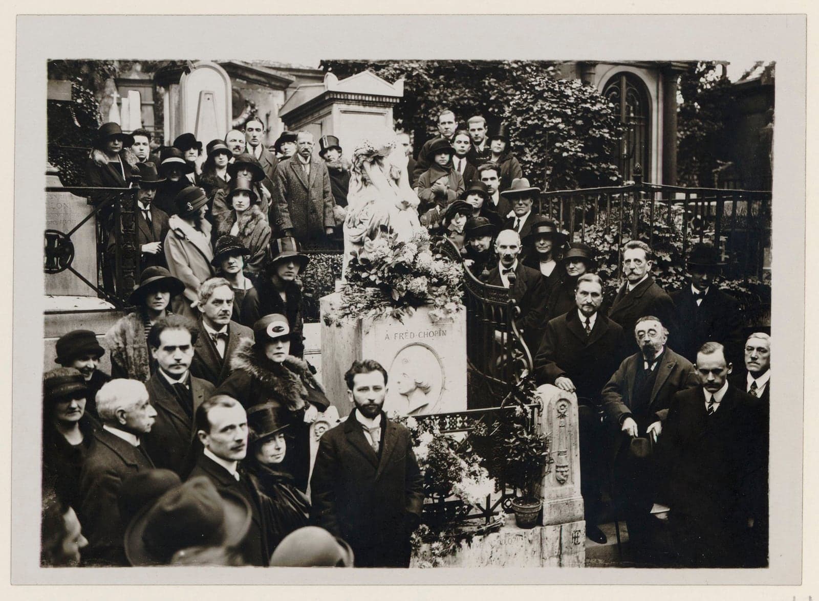 A crowd of pilgrims gathered around Chopin's grave at Père-Lachaise, around 1919