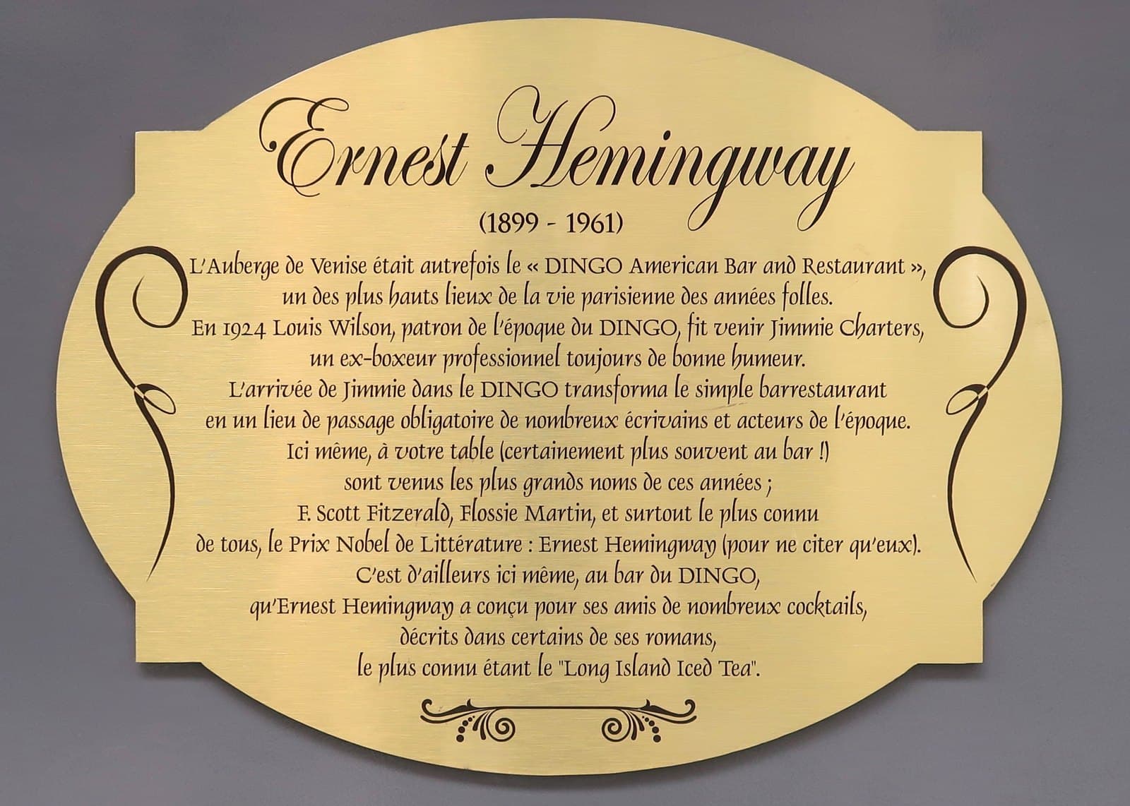 Brass commemorative plaque for Ernest Hemingway at 10 rue Delambre, marking the former Dingo American Bar