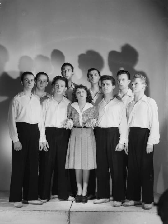 Édith Piaf with Les Compagnons de la chanson, Studio Harcourt, 1946