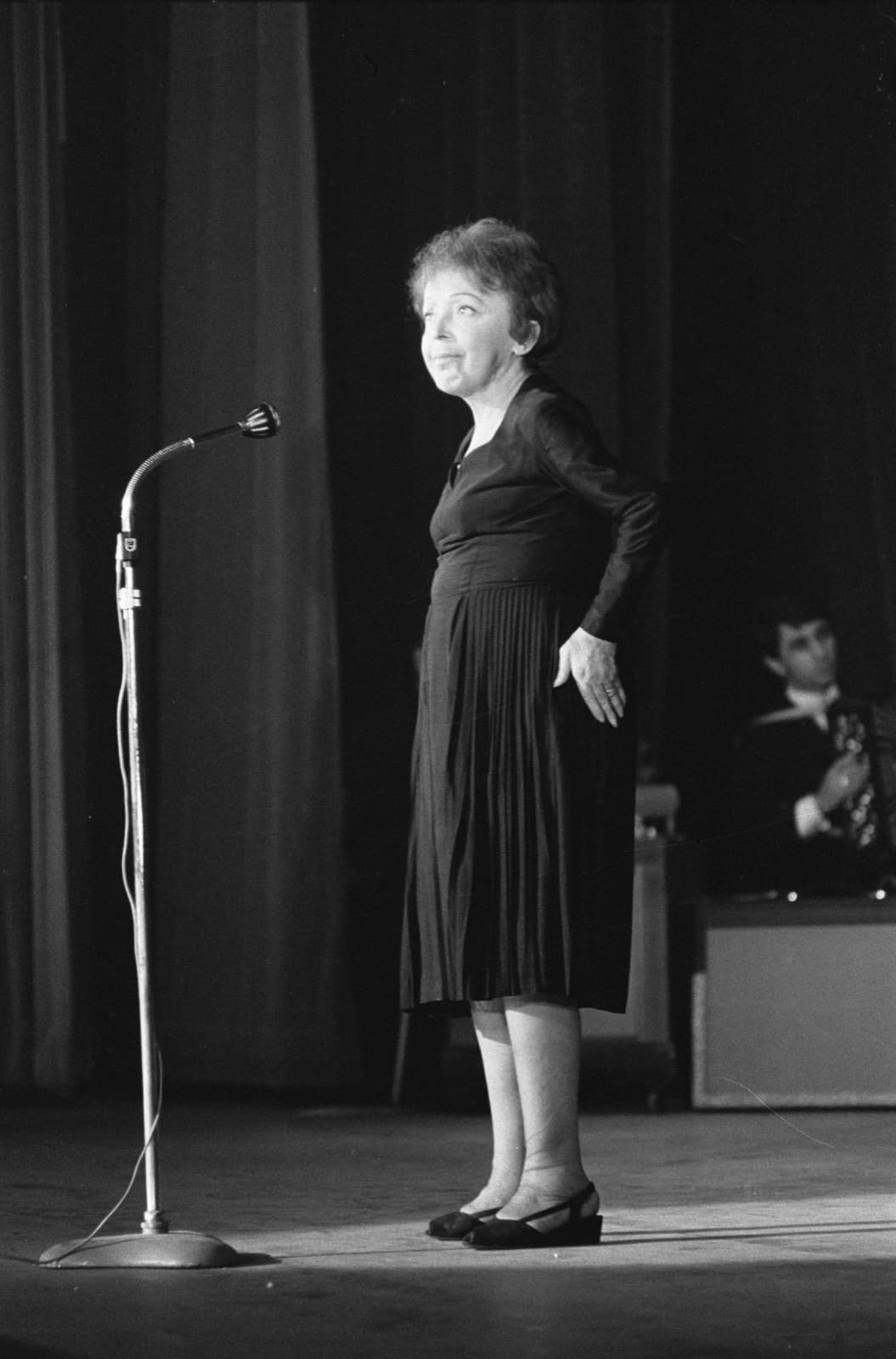 Édith Piaf mid-song with hands raised, Netherlands, 1962