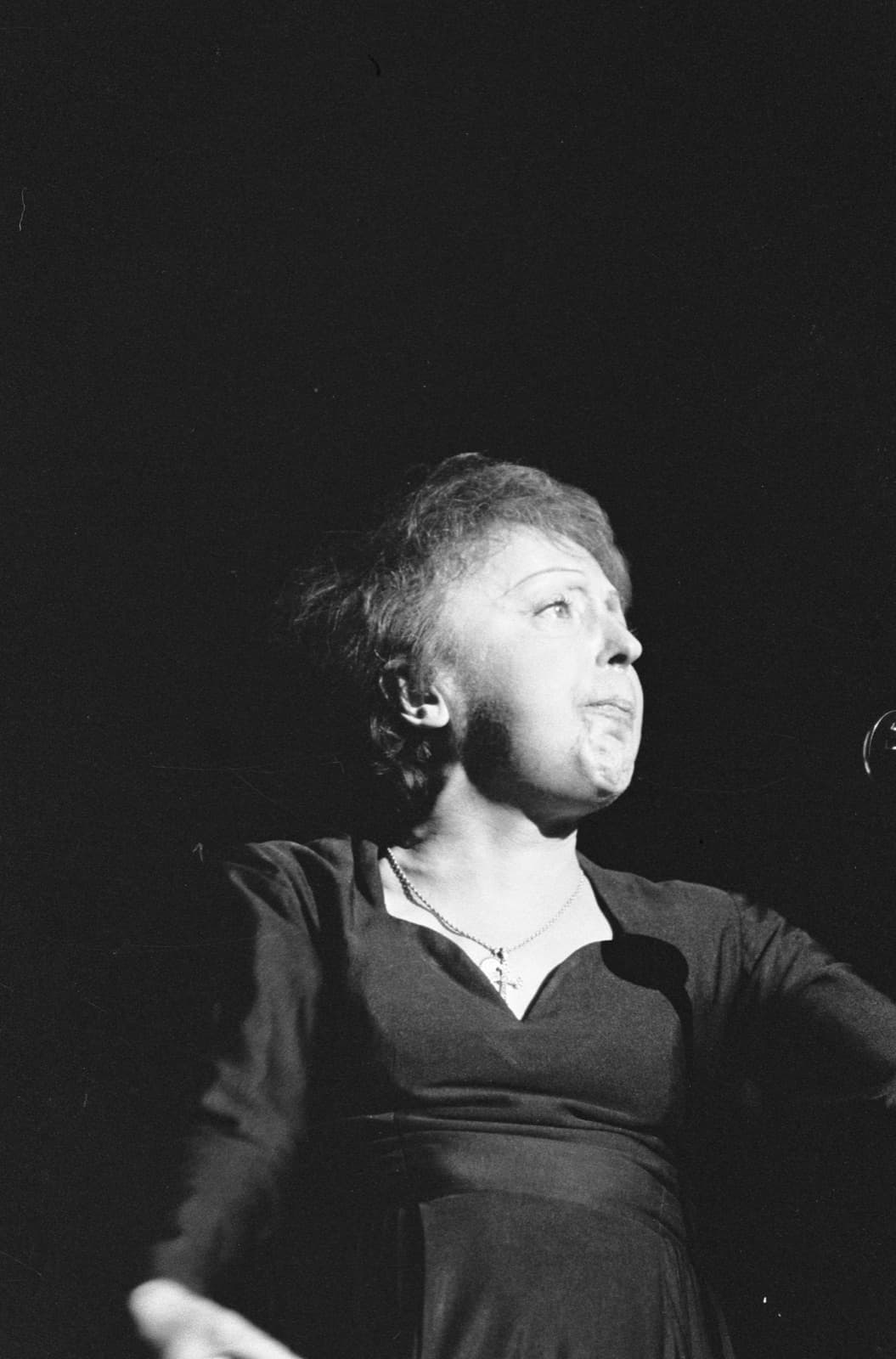 Édith Piaf singing on stage in the Netherlands, 1962