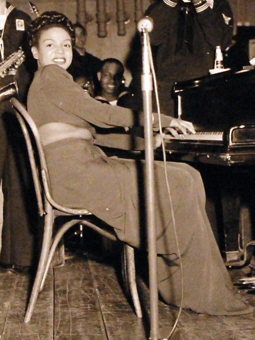 Hazel Scott playing piano for sailors at Naval Station Great Lakes in 1943