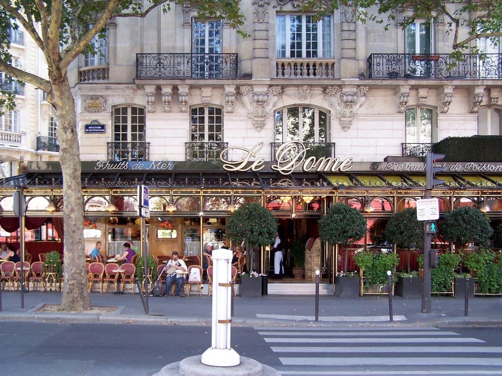 The frontage of the brasserie Le Dôme on the boulevard du Montparnasse