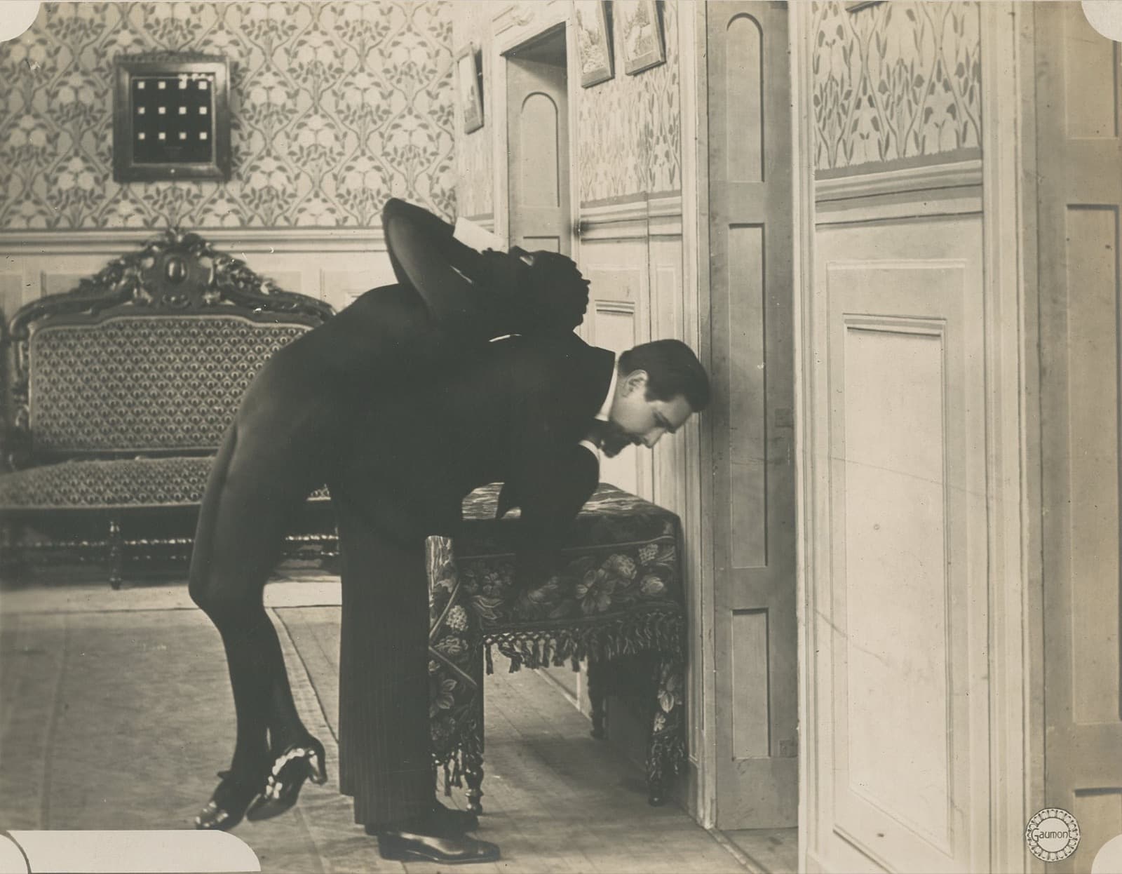The hypnotist Moreno seizing Irma Vep in a still from Les Yeux qui fascinent, 1916