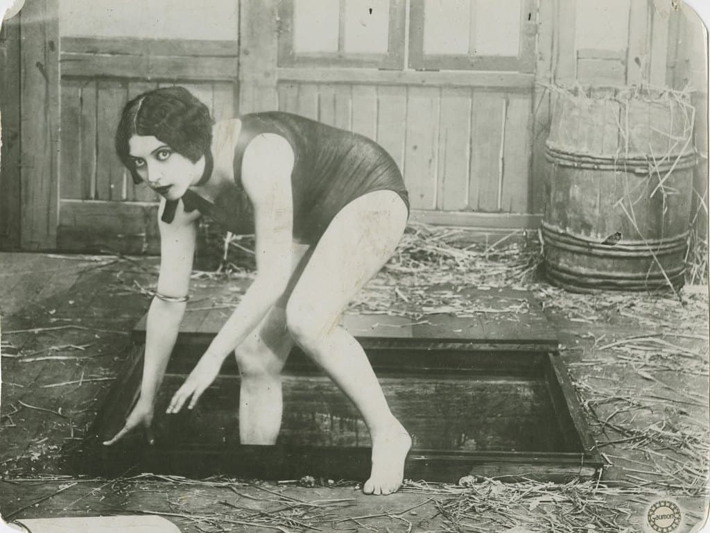 Musidora as the adventuress Diana Monti in Feuillade's serial Judex, in dark travelling dress