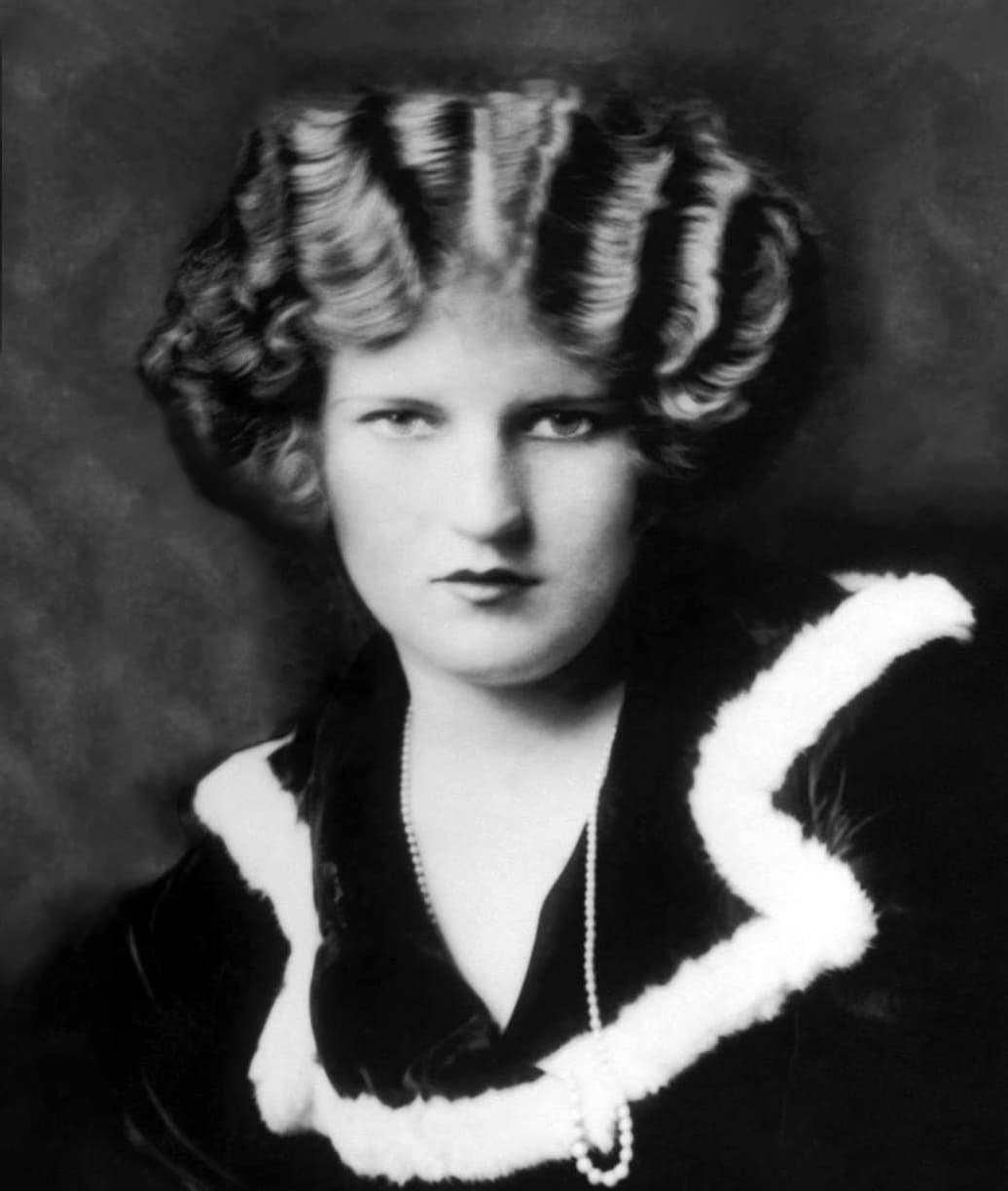 Cropped studio portrait of Zelda Fitzgerald by Alfred Cheney Johnston, 1923